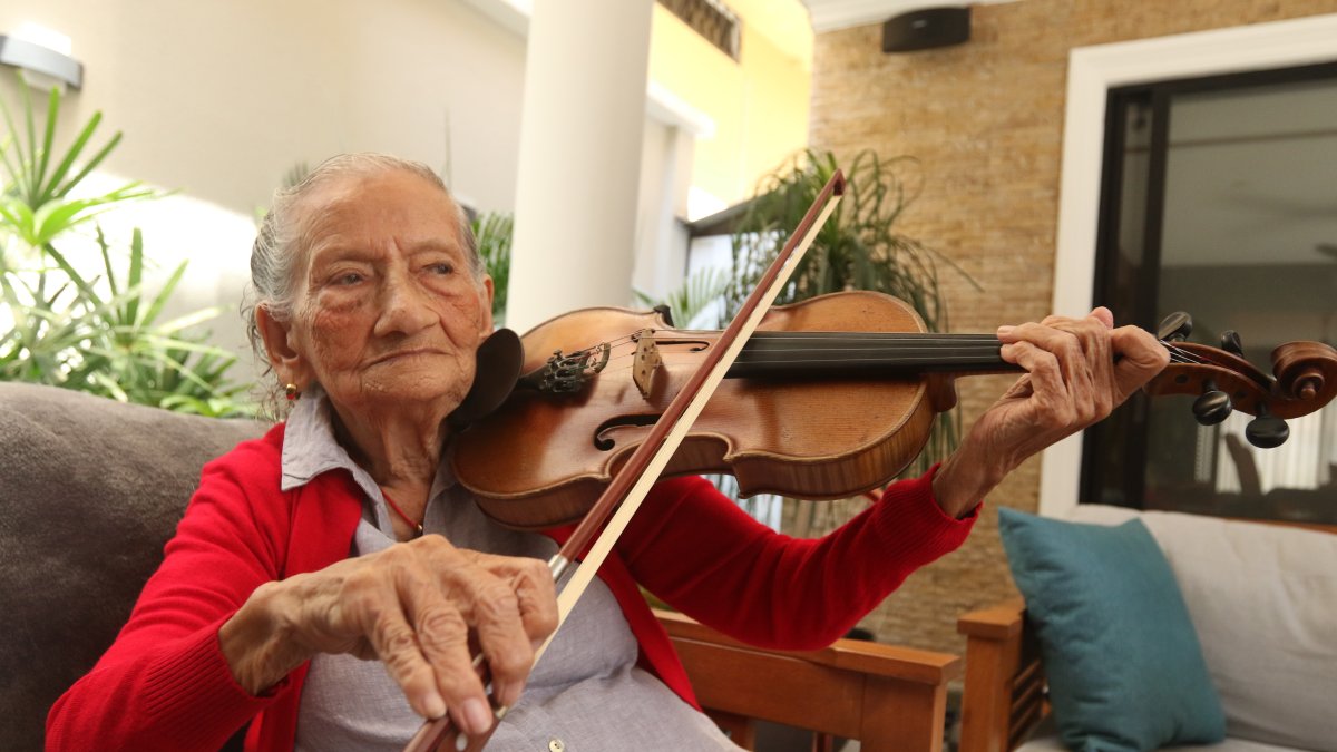 Personaje. Lucía Sánchez, una de las primeras mujeres de la Orquesta Sinfónica de Guayaquil. En la actualidad tiene  99 años de edad.