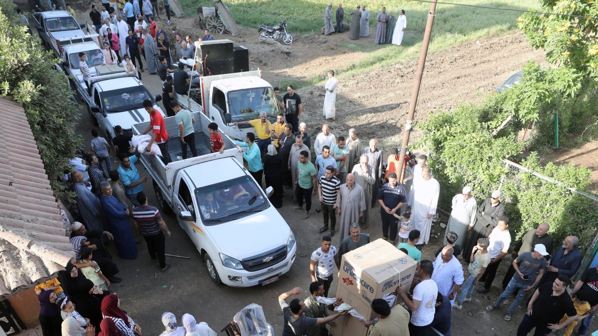 Hecho. Varios camiones se utilizan para trasladar el ajuar de la novia.