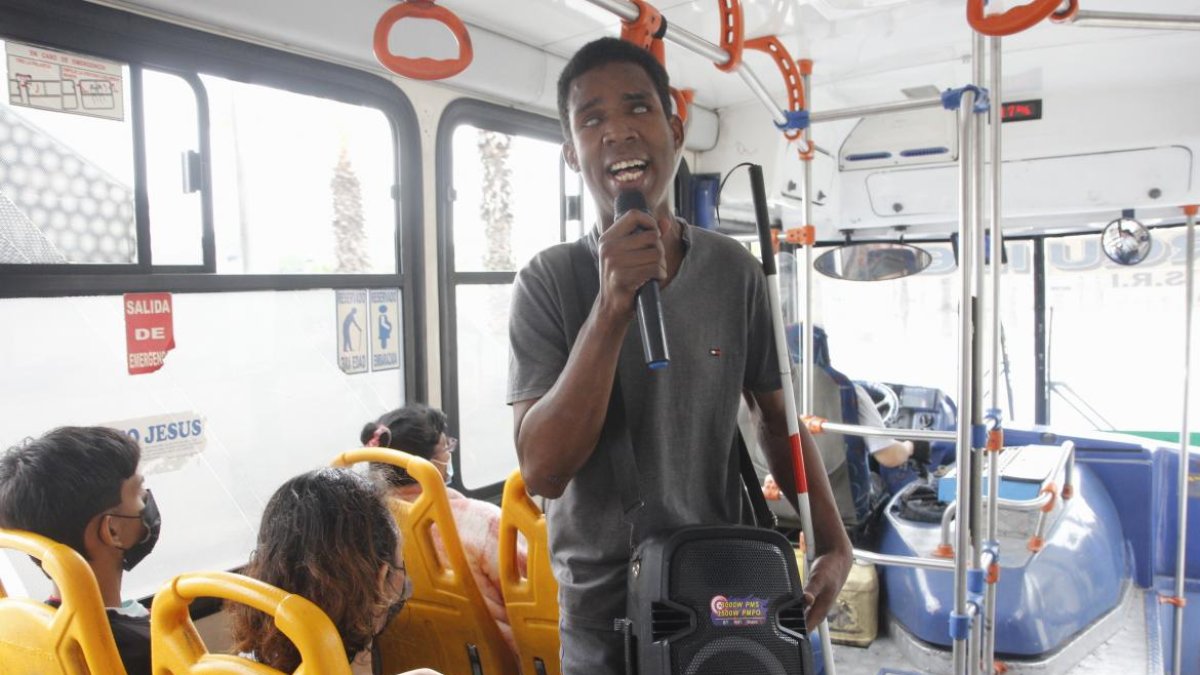 Max Monaga en su trabajo diario, en los buses que circulan entre Pascuales y Los Vergeles, sale antes de las 07:30