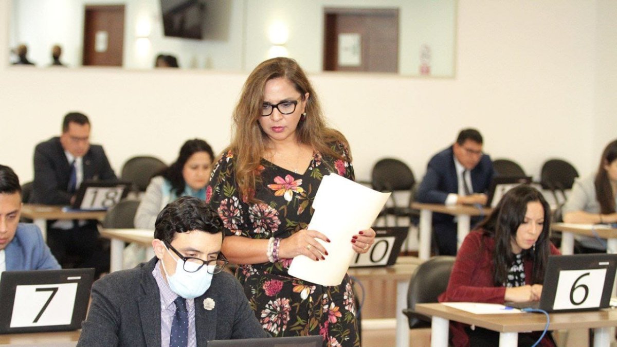 El proceso se realizó en dos grupos con la presencia de una notaria del cantón Quito.