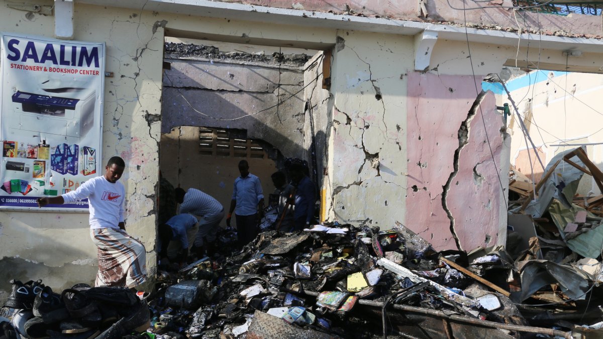 Un edificio dañado tras las dos explosiones en Mogadiscio