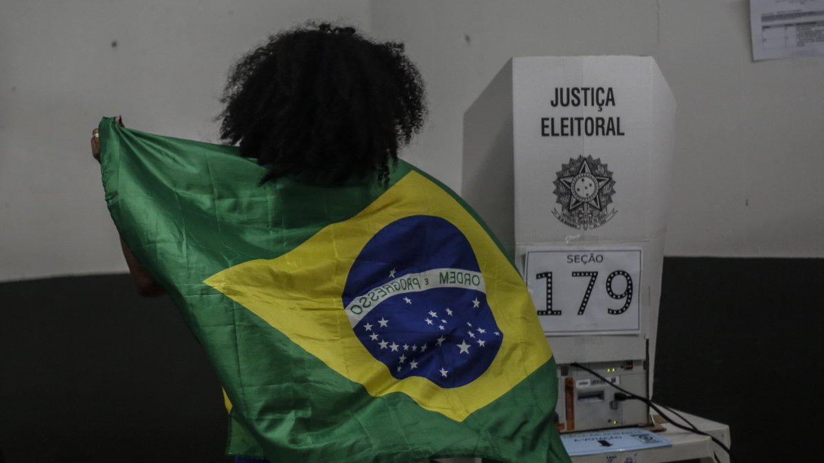 Ciudadanos depositan su voto en los colegios electorales, en Río de Janeiro (Brasil)