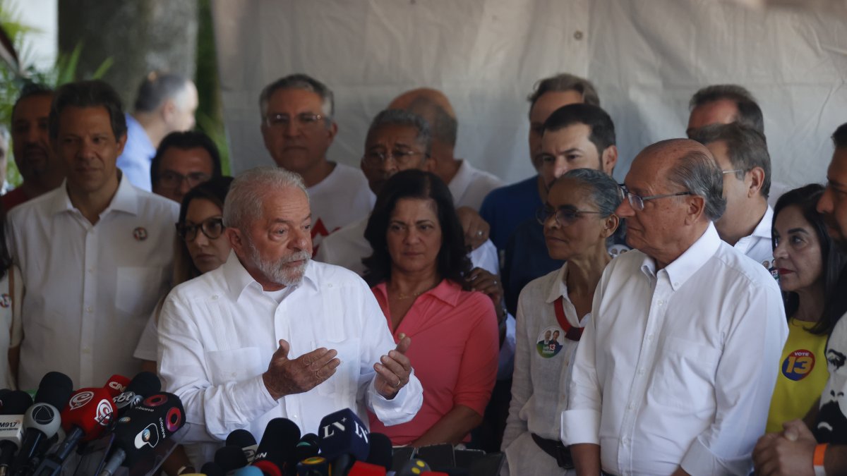 El expresidente de Brasil y candidato presidencial Luiz Inácio Lula da Silva, habló con los medios hoy.
