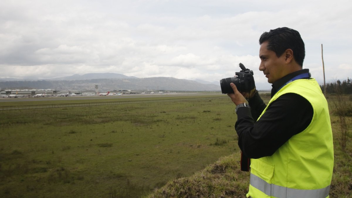 El lote, que fue destinado por el Municipio de Quito para generar el programa de asentamiento y desarrollo económico, está a un costado de la pista de aterrizaje, a la espera de ser intervenido.
