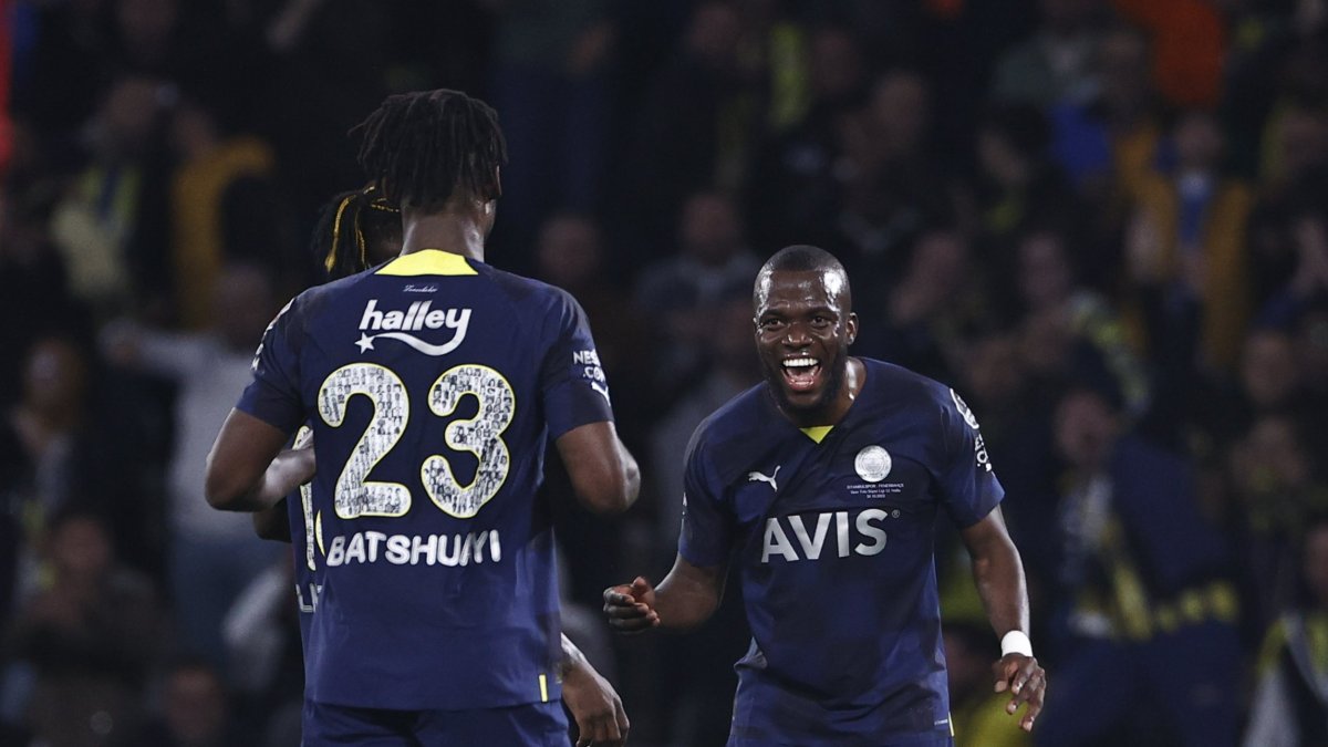 Enner Valencia celebra su gol por la Superliga de Turquía con Batshuayi.