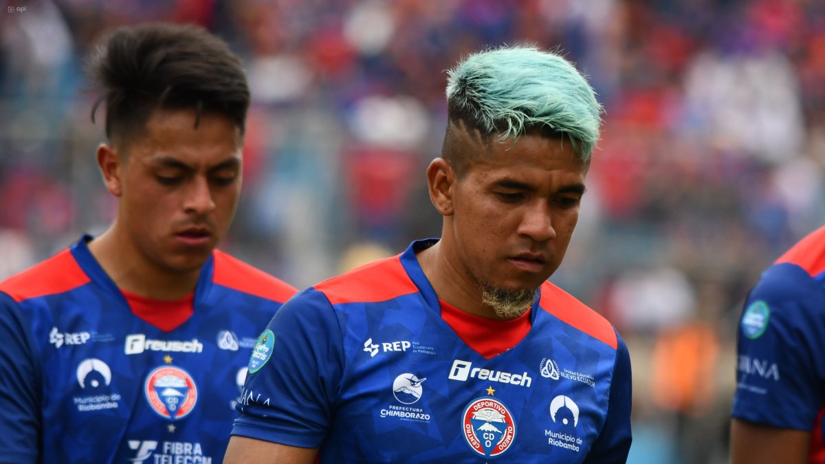 Los jugadores de Olmedo se lamentan después de perder el partido ante el Manta