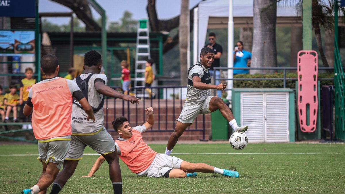 Los jugadores de Barcelona durante el entrenamiento previo a la final de la LigaPro ante Aucas.