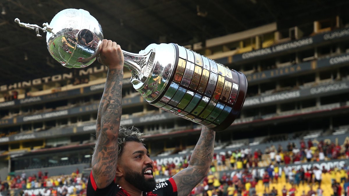 Gabriel Barbosa, delantero del Flamengo y autor del único gol en la final ante el Paranaense, levanta el trofeo de la Copa Libertadores de América en Guayaquil.
