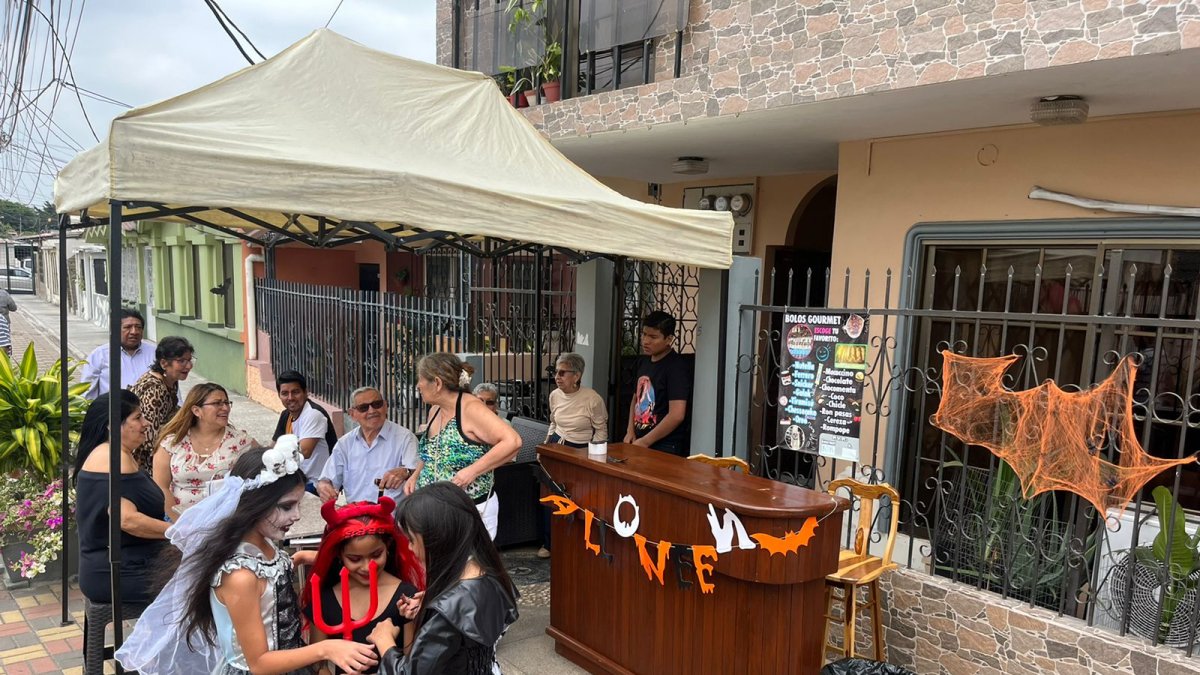 Los niños disfrutaron del ambiente previo a Halloween con una feria en el barrio.