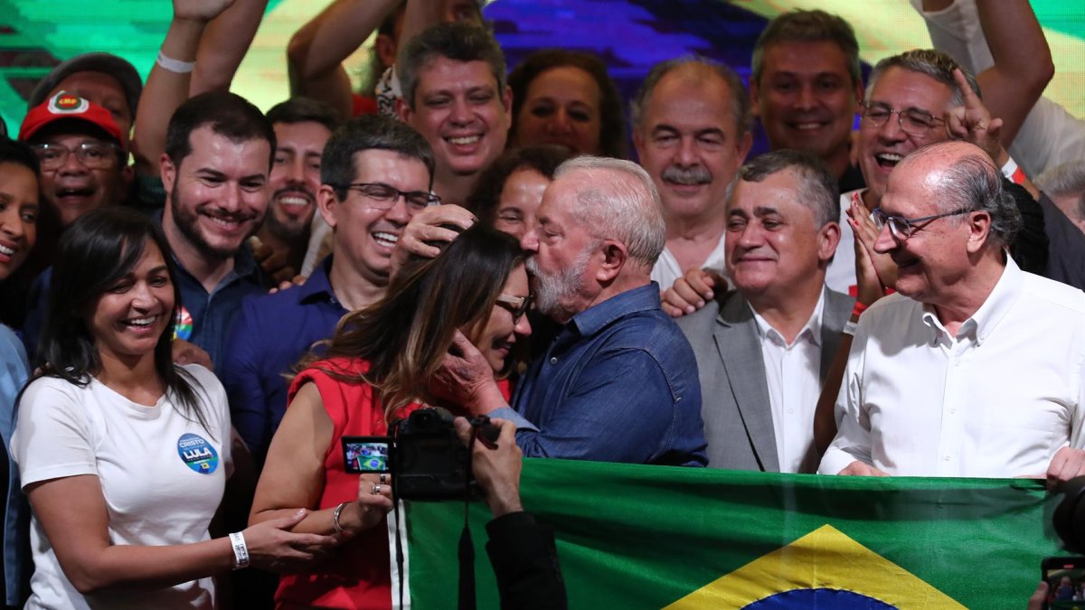El expresidente brasileño Luiz Inácio Lula da Silva besa hoy a su esposa Janja tras su triunfo en la segunda vuelta de las elecciones, en Sao Paulo (Brasil)