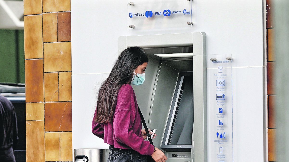 Transacción.- Una persona utiliza un cajero automático en Ecuador.