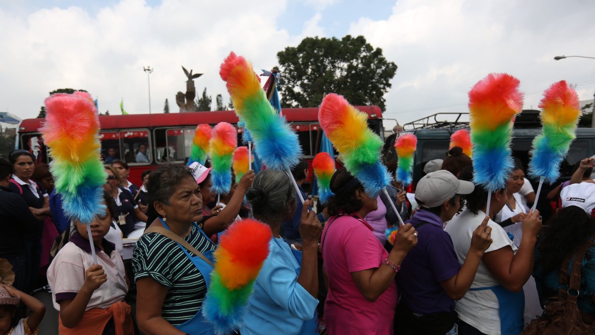 Fotografía de archivo fechada el 8 de marzo de 2016 de trabajadoras domesticas mientras participan en una manifestación para conmemorar el Día Internacional de la Mujer, en Ciudad de Guatemala