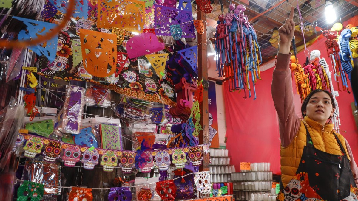 Comerciantes del mercado de Jamaica ofrecen sus productos de día de muertos, el 30 de octubre de 2022 en Ciudad de México (México).