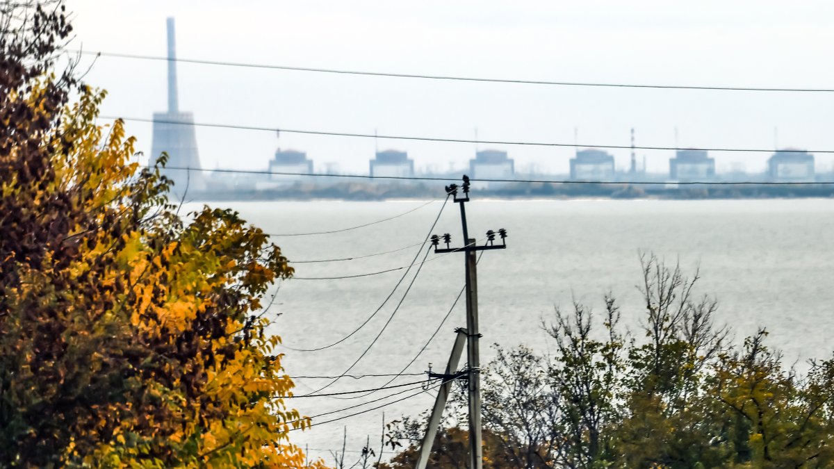 Vista de la central nuclear ucraniana de Zaporiyia, bajo control ruso, se ve desde Nikopo.