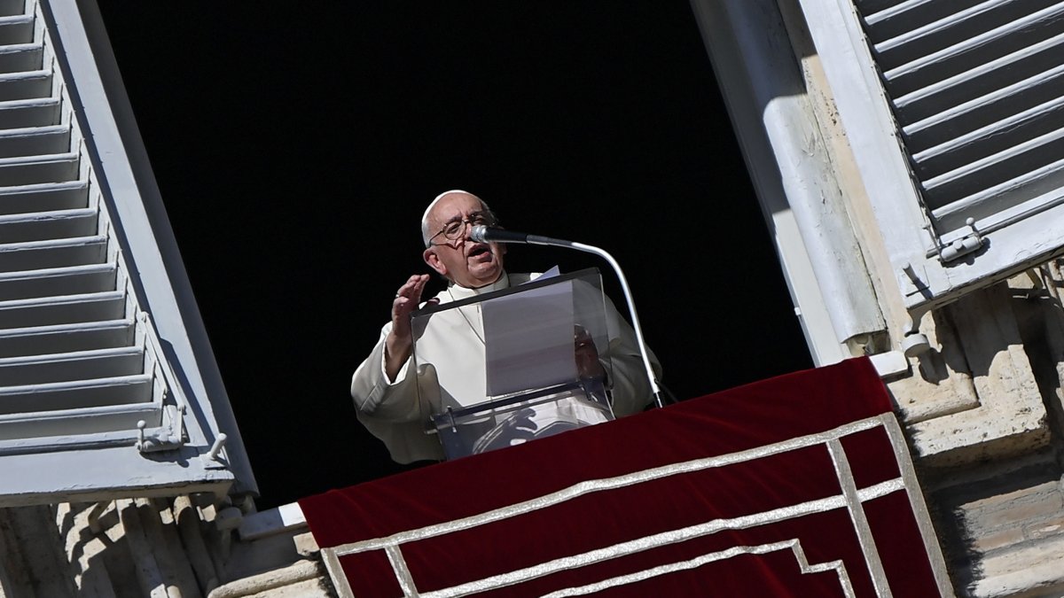 El papa Francisco dirige su oración dominical del Ángelus desde la ventana de su oficina con vistas a la Plaza de San Pedro este 30 de septiembre de 2022.