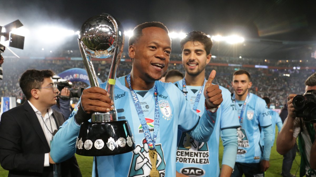 Romario Ibarra del Pachuca celebra con el trofeo del torneo Apertura 2022 de la Liga MX, en el estadio Hidalgo en Pachuca (México).