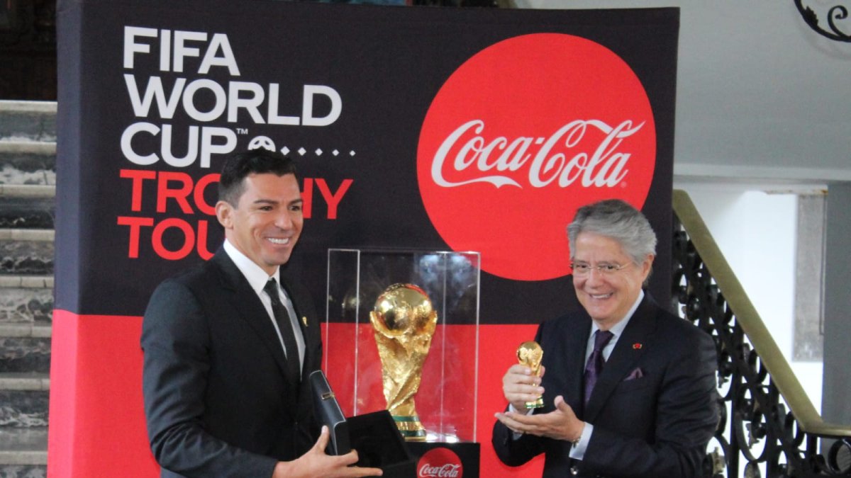 Lúcio carga el trofeo de la Copa del Mundo, en su visita a la Presidencia del Ecuador