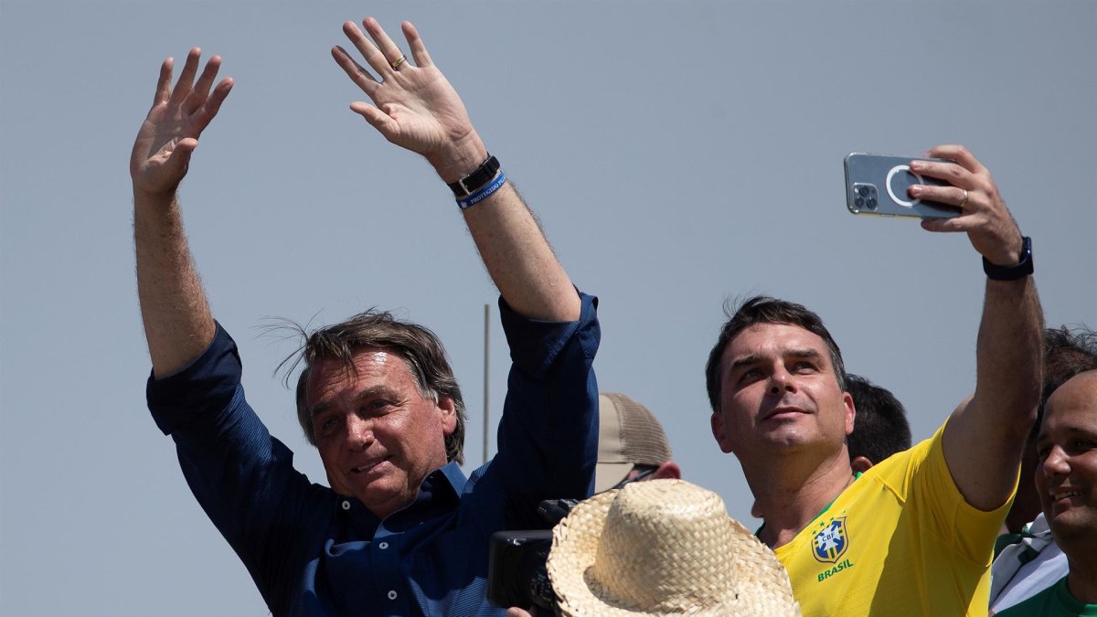 El presidente de Brasil, Jair Bolsonaro, acompañado de su hijo, el senador Flávio Bolsonaro, en una fotografía de archivo.