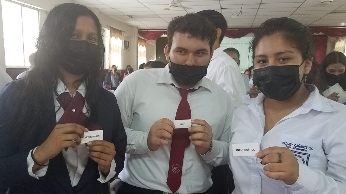 Estudiantes de bachillerato participan en un juego sobre profesiones y oficios durante un programa del Consejo de Educación Superior (CES)