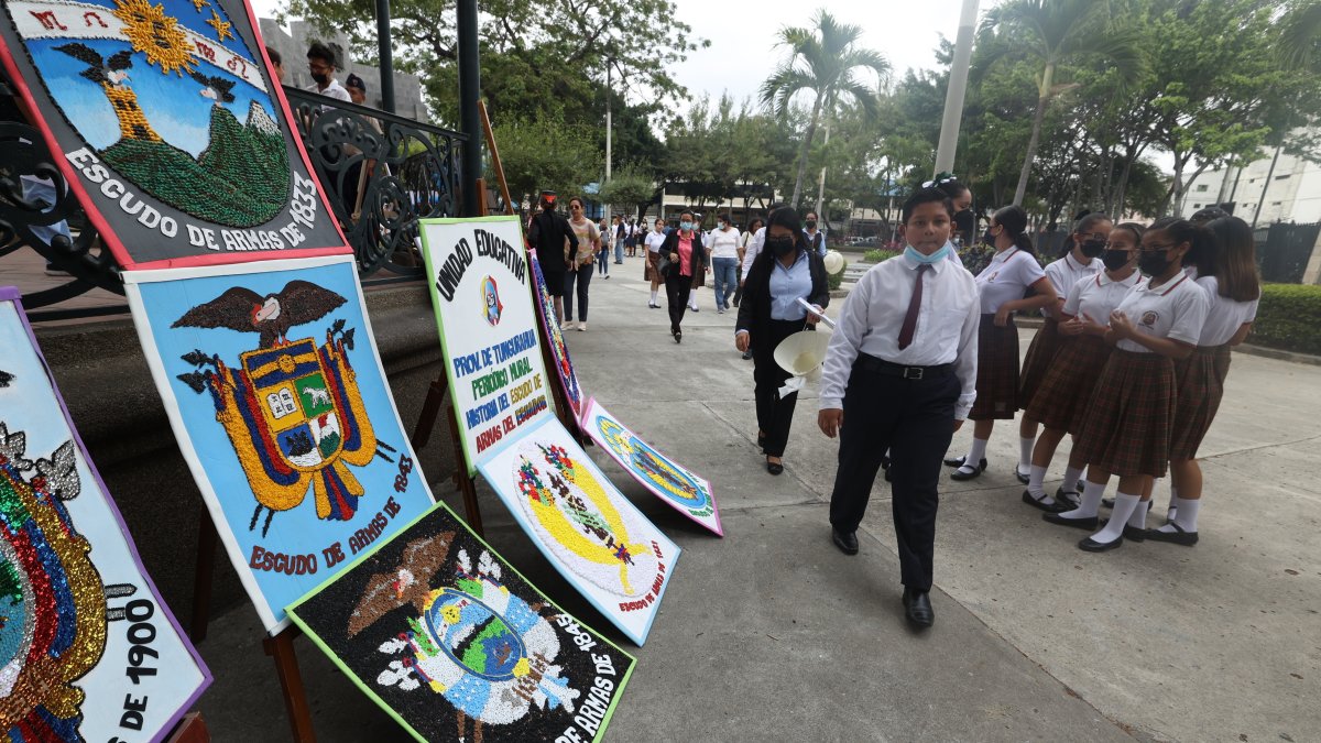 En la Plaza Victoria se concentraron estudiantes de diferentes colegios de la ciudad para rendir homenaje al Escudo Nacional.