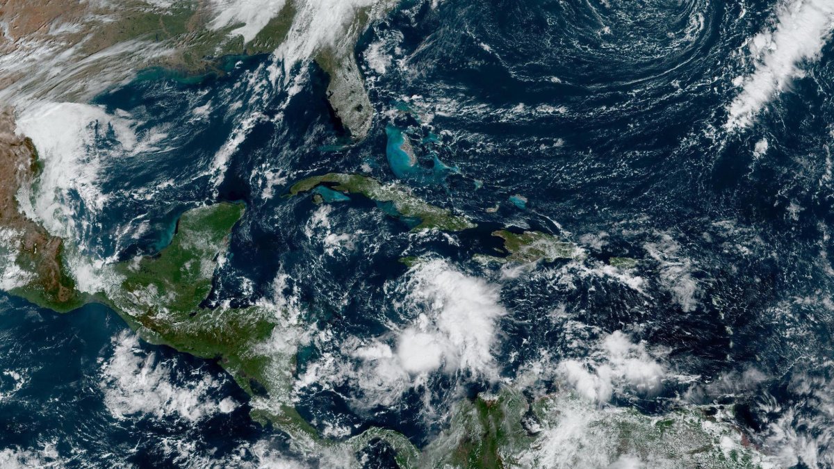 Fotografía satelital cedida por la Oficina Nacional de Administración Oceánica y Atmosférica a través del Centro Nacional de Huracanes, donde se registra la localización de la tormenta tropical Lisa, en el oeste del Atlántico.