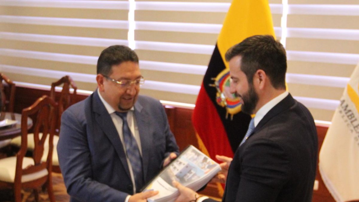 Virgilio Saquicela, presidente de la Asamblea, y Pablo Arosemena, ministro de Economía y Finanzas, este 31 de octubre de 2022, durante la entrega de la proforma 2023.