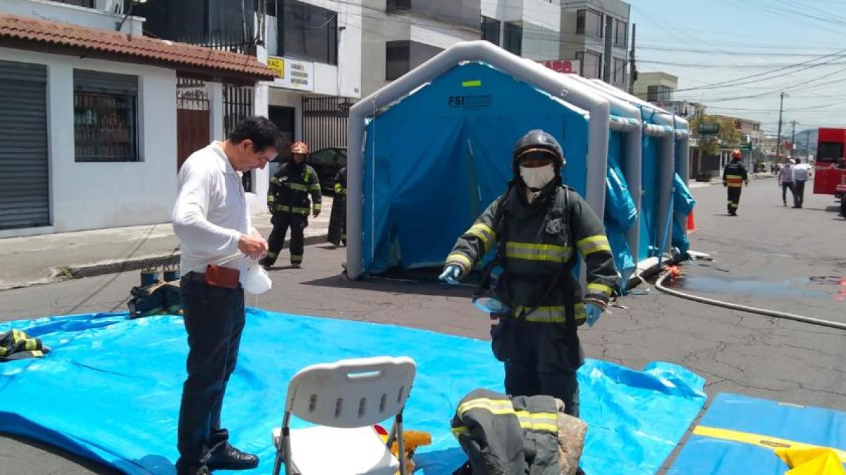Desinfección. Los bomberos y el resto del personal del sitio afectado fueron liberados de toxinas