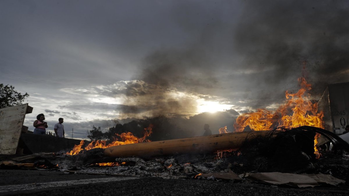 Vista hoy de una barricada en llamas mientras simpatizantes de Jair Bolsonaro realizan un bloqueo para protestar contra el resultado de las elecciones presidenciales, en la carretera Presidente Dutra cerca a Volta Redonda (Brasil).