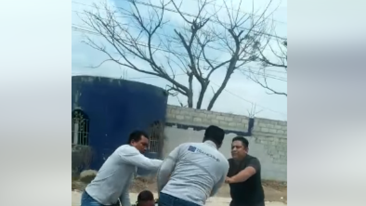 Hecho. El agente quedó en el piso y fue auxiliado por dos ciudadanos.