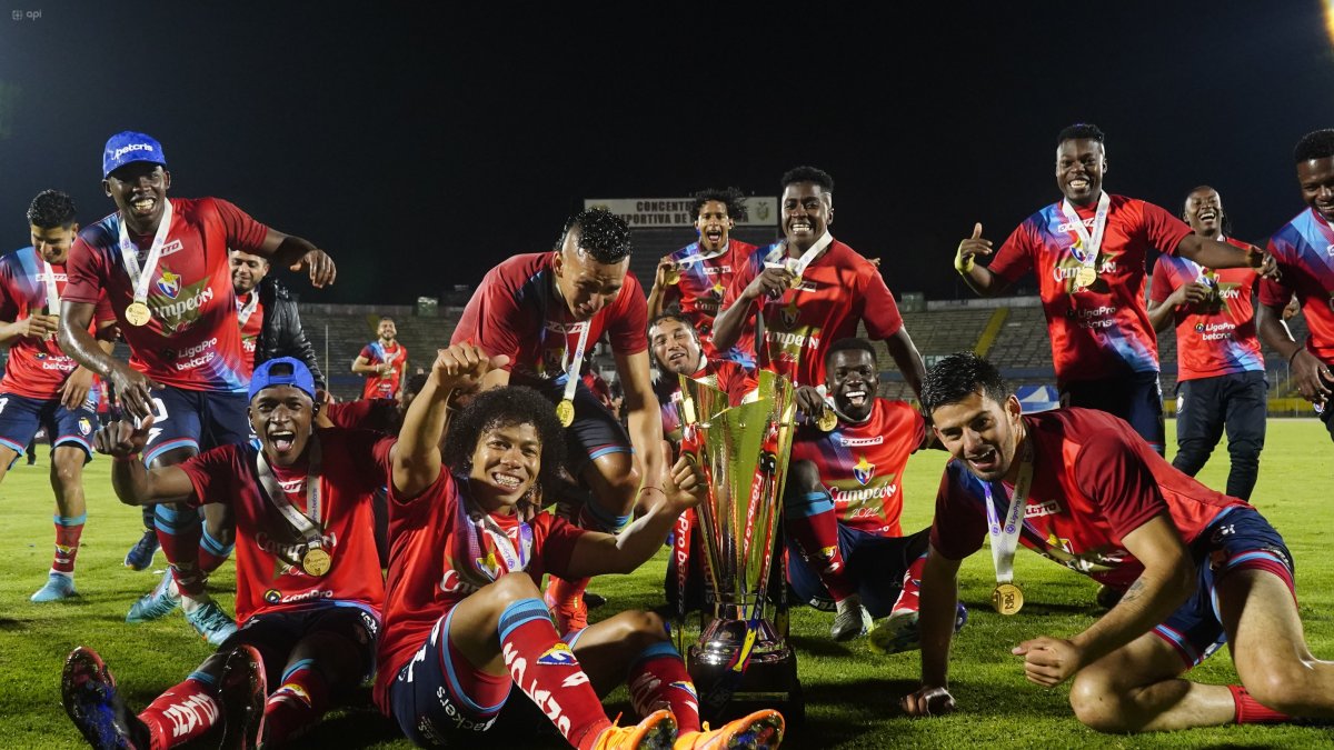 La celebración de los jugadores de El Nacional tras terminar como campeones de la Serie B y alcanzar el ascenso.