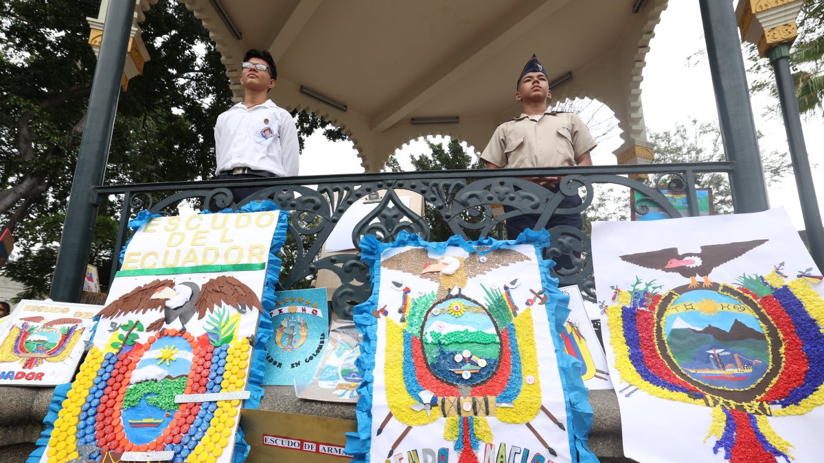 Los estudiantes rindieron homenaje al Escudo Nacional, a través de exposiciones y poesías.