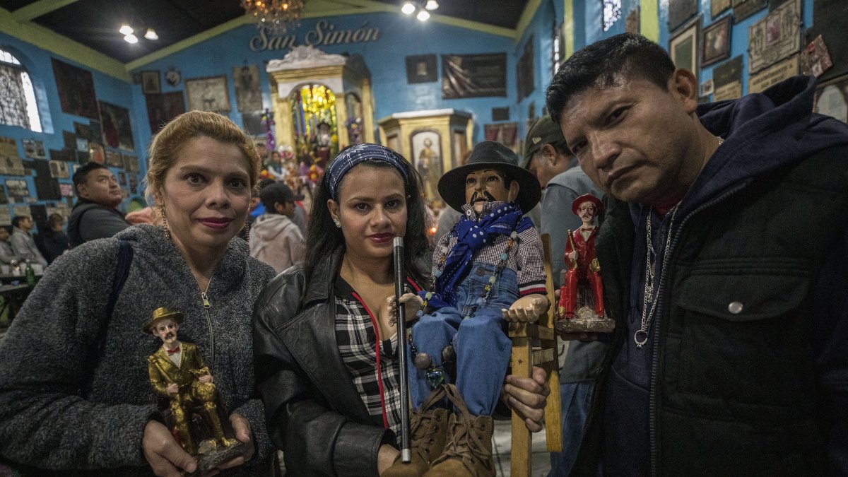 Devotos de San Simón, conocido por algunos como Maximón, celebran en el templo ubicado en San Andrés Itzapa, Chimaltenango (Guatemala). / Esteban Biba