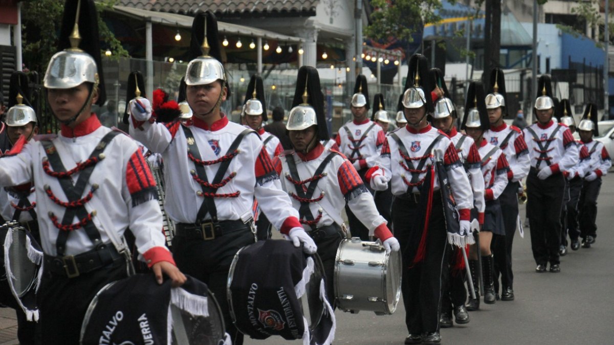 Civismo. Los estudiantes del colegio Montalvo regresaron a sus inmediaciones caminando y entonando melodías a su paso