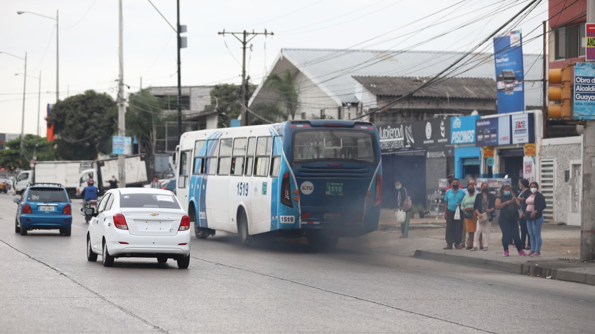 En diferentes sectores de la ciudad circulan buses que emanan humo del tubo de escape, que causa problemas a la ciudadanía.