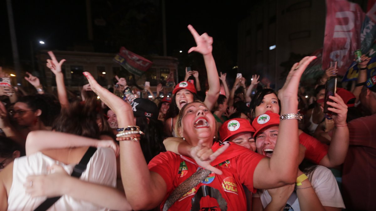 Simpatizantes de Luiz Inácio Lula da Silva celebran la victoria en Río de Janeiro (Brasil). EFE/  