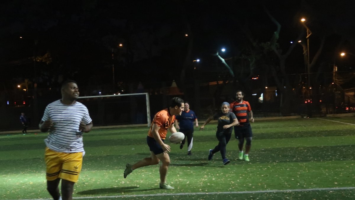 Las prácticas de rugby para afinar la destreza en la disciplina se realizan en la cancha de fútbol del parque de La Ferroviaria, suroeste de Guayaquil.