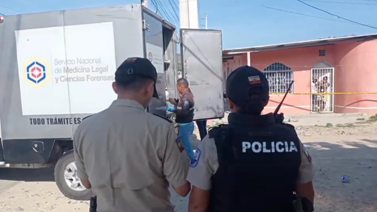 La cabeza de los dos cuerpos suspendidos en un paso peatonal en el centro de la ciudad de Esmeraldas, fue encontrada en un sector denominado Las 50 Casas.