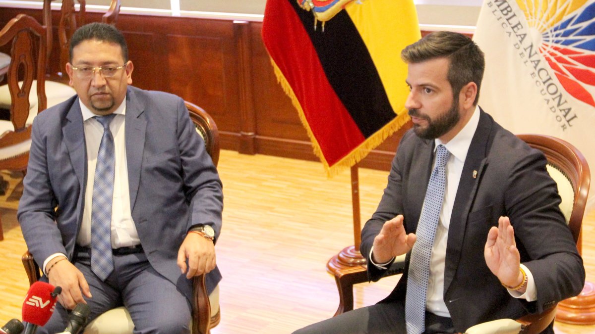 Virgilio Saquicela, presidente de la Asamblea, y Pablo Arosemena, ministro de Economía y Finanzas.