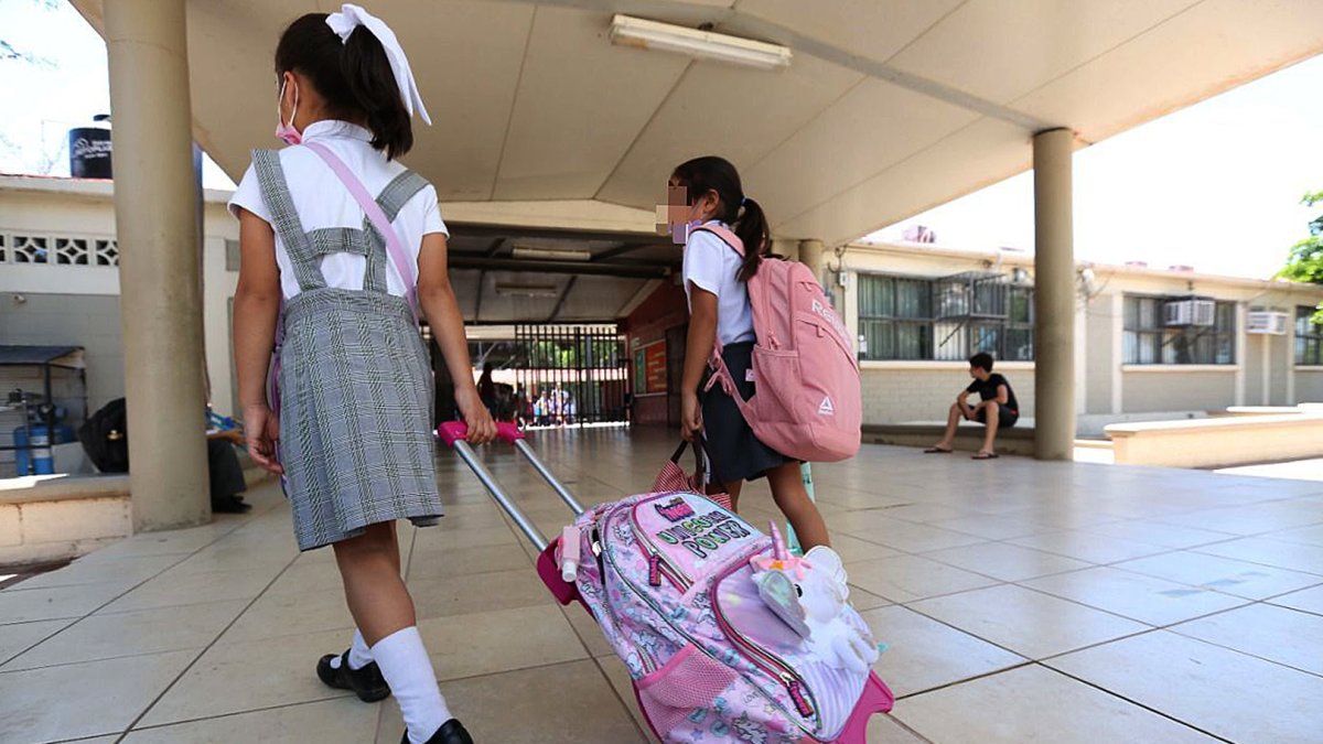 Panorama. Niñas acuden a una escuela primaria en la ciudad de Guaymas, estado de Sonora.