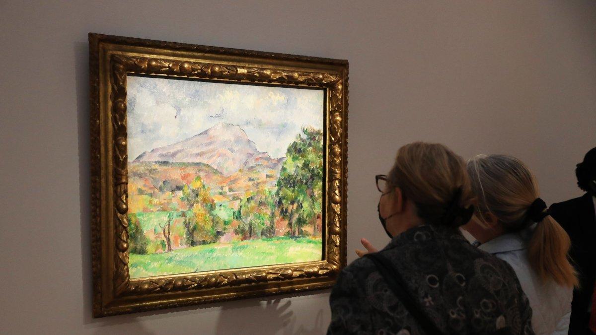 Pista. Visitantes admiran ‘La Montagne Sainte-Victoire’, de Paul Cezanne.
