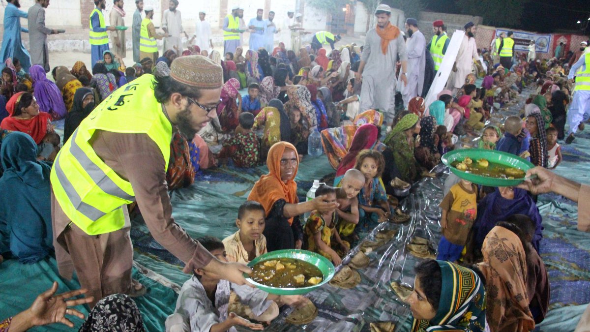 Foto de archivo de personas afectadas por las recientes inundaciones en Pakistan.