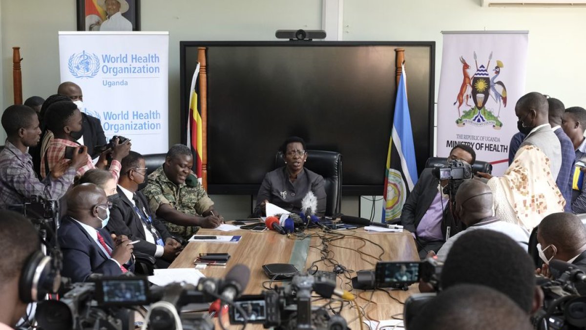 La ministra de Sanidad de Uganda, Diana Atwine (en el centro), confirma un caso de ébola en el país, este martes.