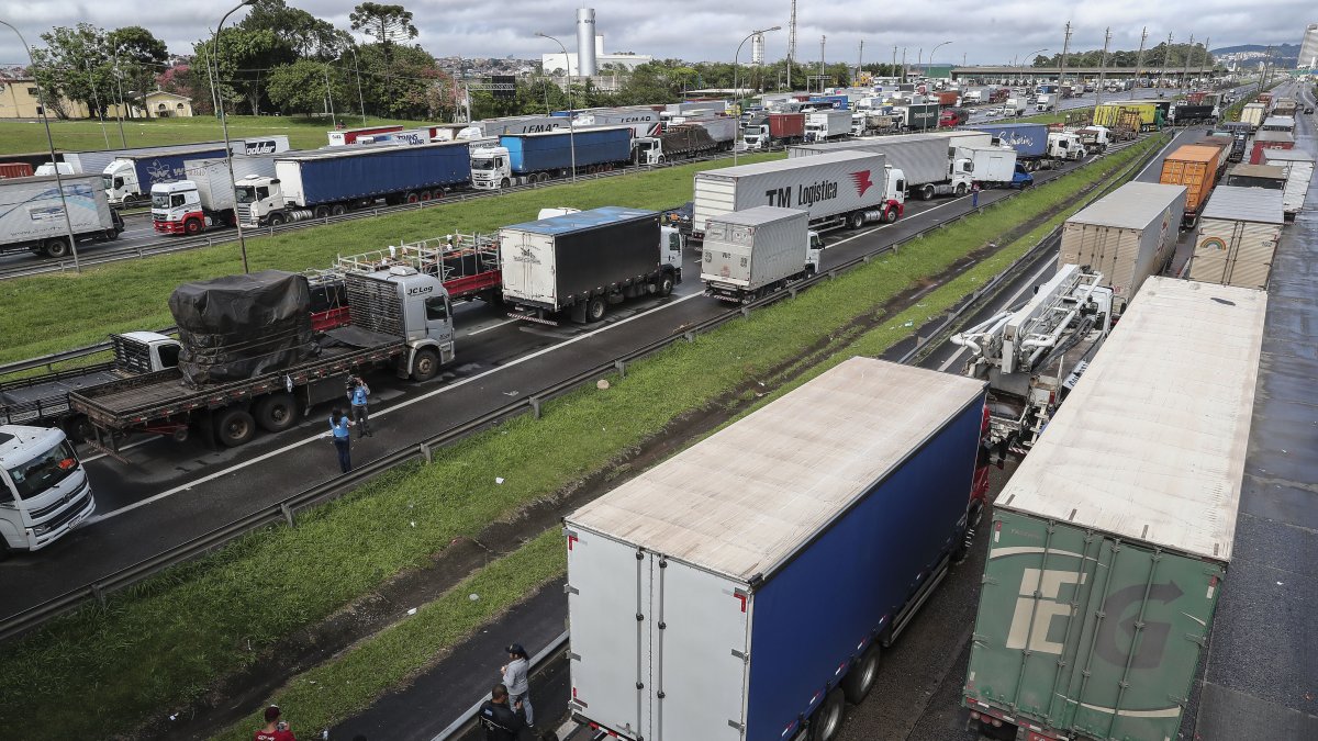 Camioneros realizan un bloqueo en la carretera Castello Branco como protesta tras la derrota del presidente, Jair Bolsonaro, hoy martes 1 de noviembre de 2022, en Barueri (Brasil).  Sebastiao Moreira
