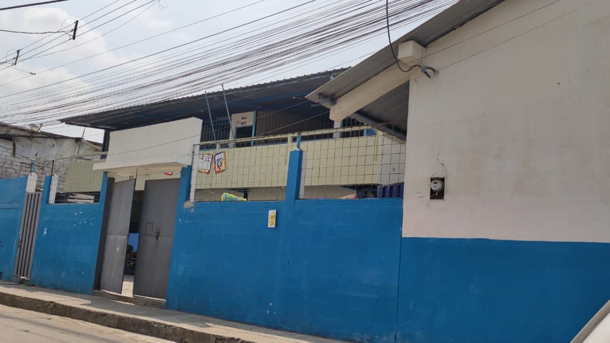 Los estudiantes de la escuela Nicolás Augusto González Tola fueron regresados a sus casas por los disturbios generados en la Penitenciaría del Litoral.