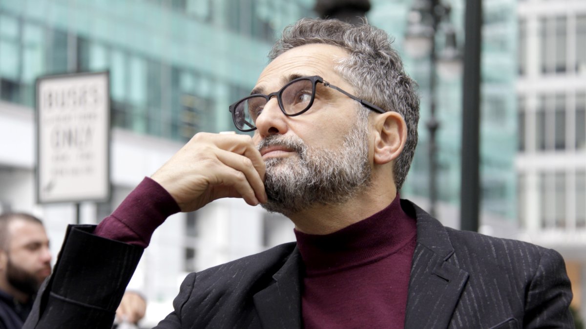 El cantautor uruguayo Jorge Drexler posa durante una entrevista con EFE, el 31 de octubre de 2022, en Nueva York (Estados Unidos).