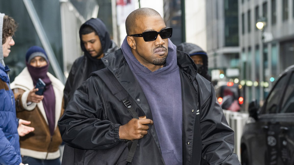 El cantante y empresario vive uno de los peores momentos de su vida, luego de sus comentarios antisemitas.