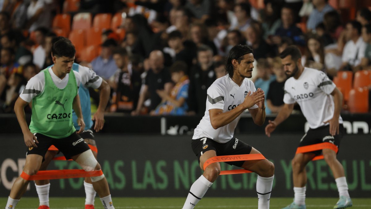 Edinson Cavani (c) realiza ejercicios de calentamiento antes de su último encuentro con el Valencia