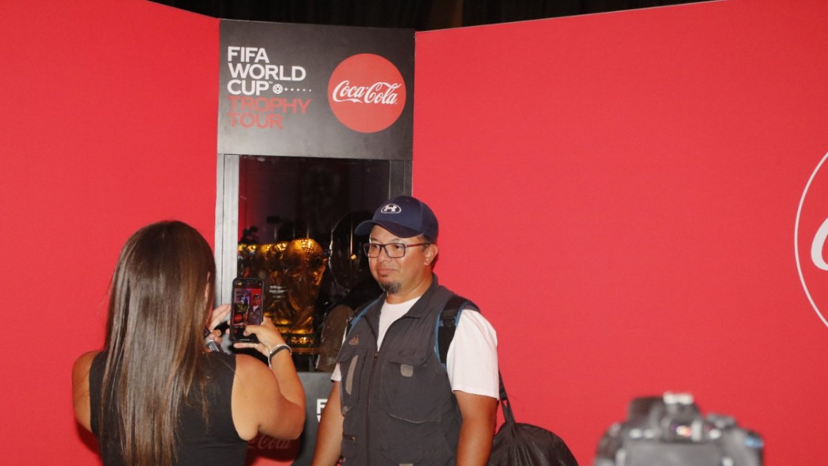 El trofeo de la Copa del Mundo estuvo a disposición del público este 1 de noviembre de 2022.