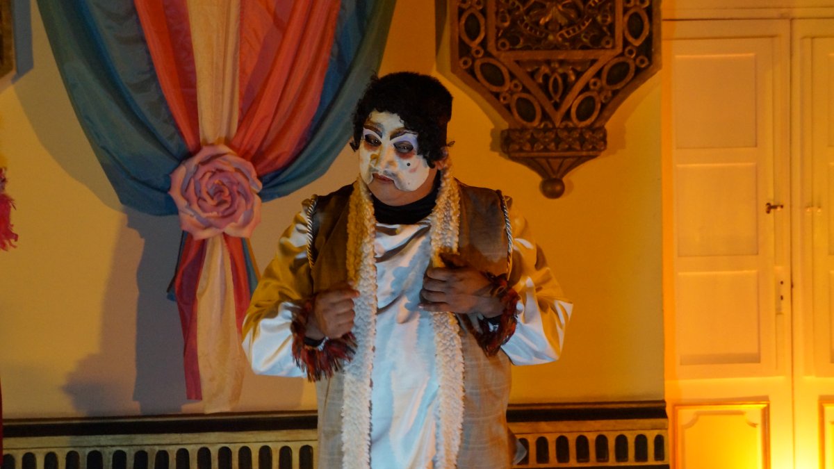 Fotografía cedida por el Instituto Nacional de Patrimonio Cultural de un actor durante la obra de teatro 