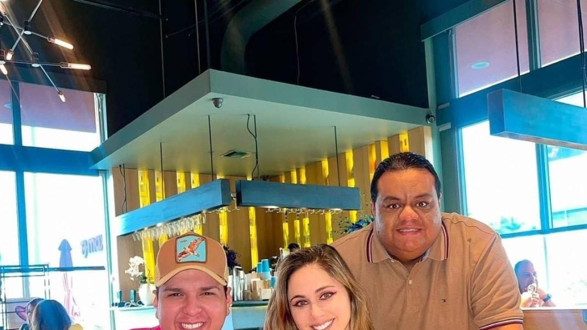 Marlon Acosta con Miguel Cedeño y Fiorella Solines.